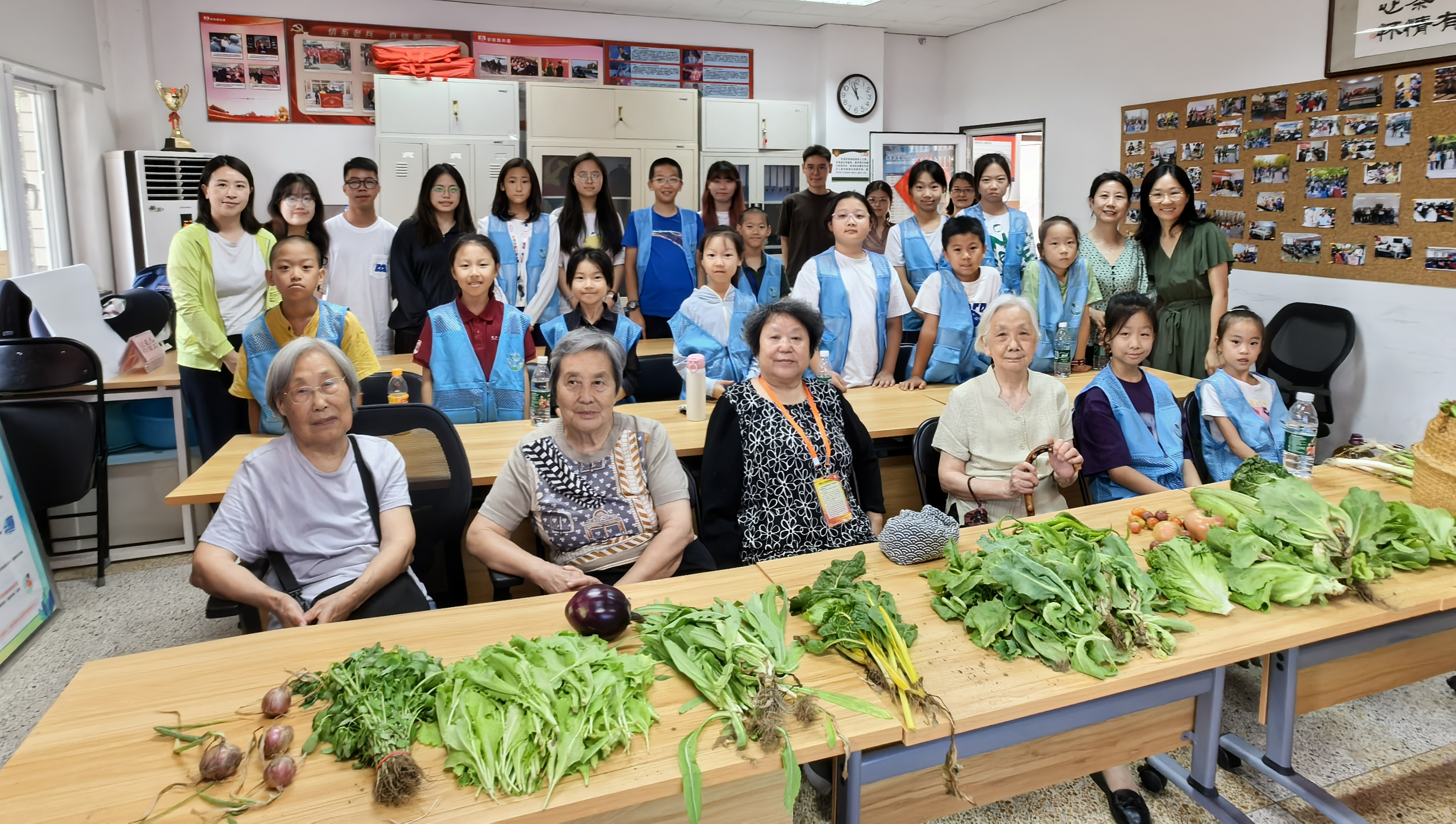 13.青芽队员们在园子里采摘新鲜蔬菜送给社区独居老人们,幸福洋溢在每个人的脸上1.jpg