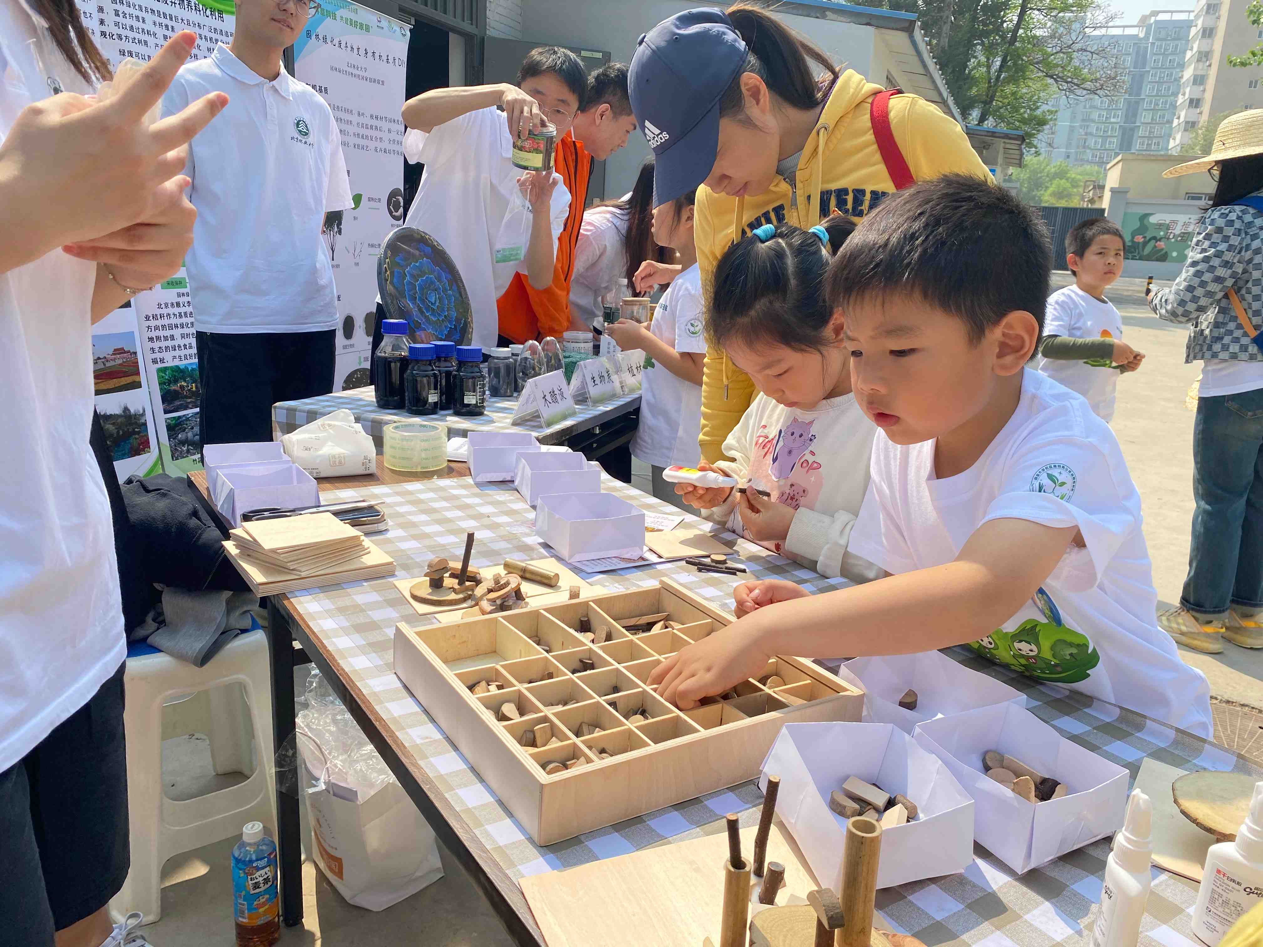 11.材料学院学生带领青芽志愿者体验隼牟结构.jpg